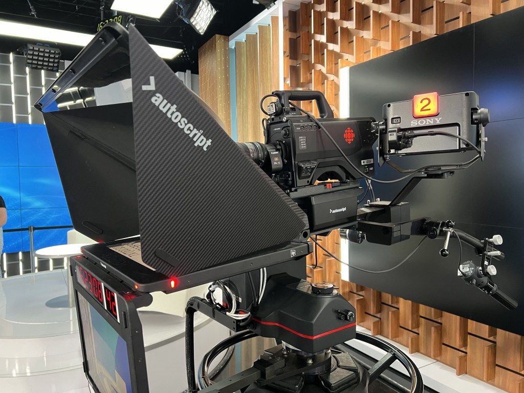 Caméra avec un téléprompteur Autoscript dans le studio D de Radio-Canada
